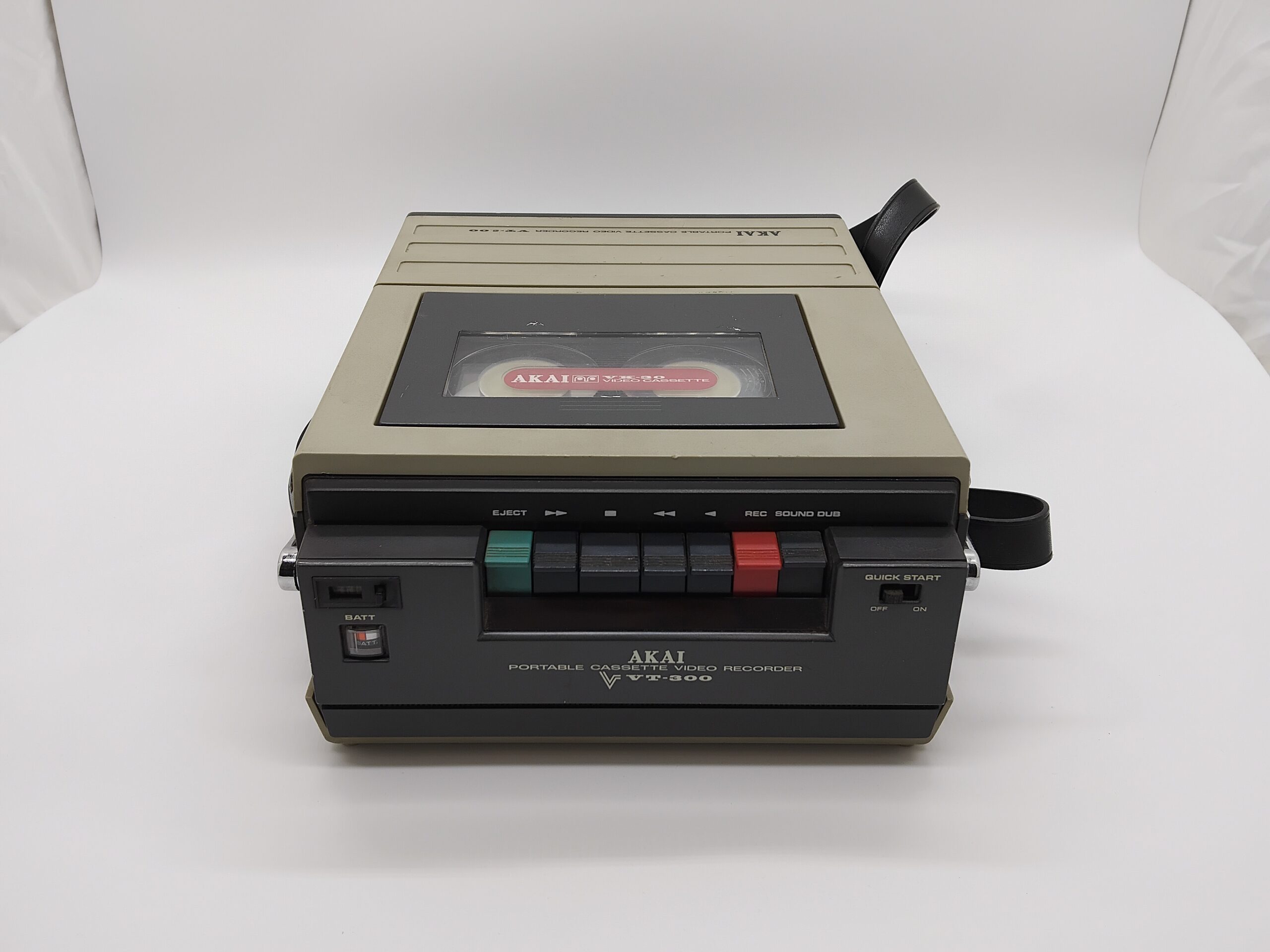 Le magnétoscope VT-300 avec une cassette VK à l'intérieur.